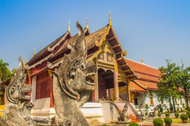 Lanna stil Budist kilisede Wat Phra Singh(Temple of the Lion Buddha) mavi gökyüzü arka plan ile. Wat Phra Singh önemli bir Budist manastır ve Tapınak Batı tarafında Chiang Mai, Tayland olduğunu