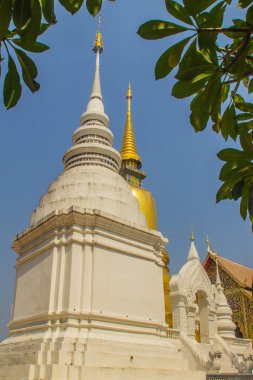 Güzel altın ve beyaz pagodadan mavi gökyüzü arka plan ile Wat Suan Dok (çiçek bahçesi Tapınağı), Sri Lankalı tarzında. Wat Suan Dok, olarak da bilinen Wat Buppharam, 1370, Chiang Mai, Tayland inşa.