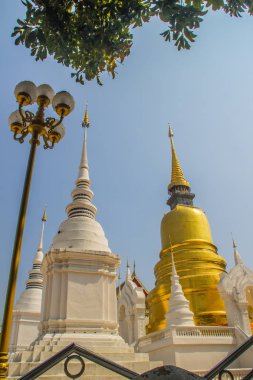 Güzel altın ve beyaz pagodadan mavi gökyüzü arka plan ile Wat Suan Dok (çiçek bahçesi Tapınağı), Sri Lankalı tarzında. Wat Suan Dok, olarak da bilinen Wat Buppharam, 1370, Chiang Mai, Tayland inşa.