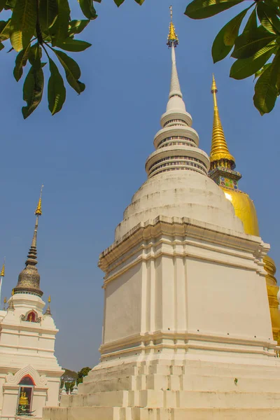 美丽的金色和白色的宝塔在斯里兰卡风格的 Wat Suan Dok 花园寺庙 与蓝天背景 Wat Suan Dok Wat — 图库照片