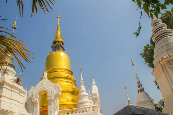 Hermosas Pagodas Doradas Blancas Estilo Sri Lanka Wat Suan Dok —  Fotos de Stock