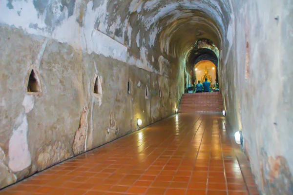 Niesamowite Tunele Wat Umong Suan Puthatham 700 Letnia Buddyjskiej Świątyni — Zdjęcie stockowe