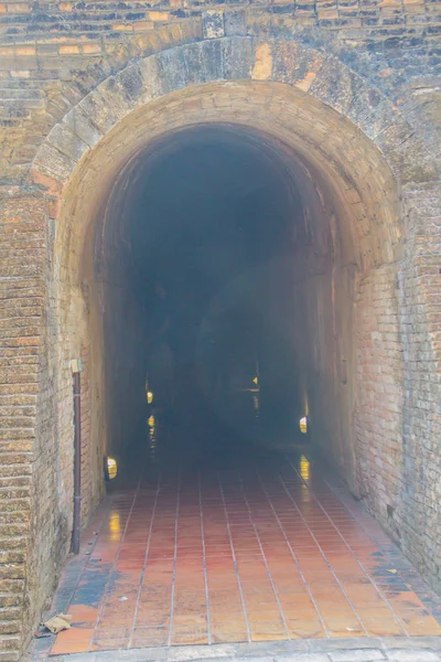 Túneis Antigos Wat Umong Suan Puthatham Templo Budista 700 Anos — Fotografia de Stock