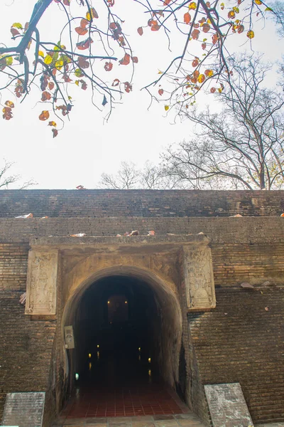 Túneis Antigos Wat Umong Suan Puthatham Templo Budista 700 Anos — Fotografia de Stock