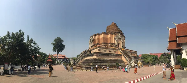 古老的大型废墟宝塔瓦切良 大皇家佛塔寺庙 位于清迈 Wat Chedi Luang 1383年 该建筑在1545发生地震后倒塌 — 图库照片