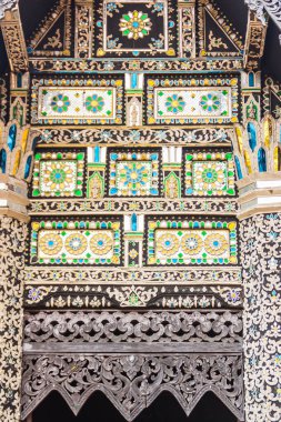 Güzel Lanna'nın tarzı desen arka plan Budist kilise gable ucunda. Kuzey Tayland altın desen arka plan el sanatları Lanna stili, Chiang Mai, Tayland Budist tapınağında gable üzerinde