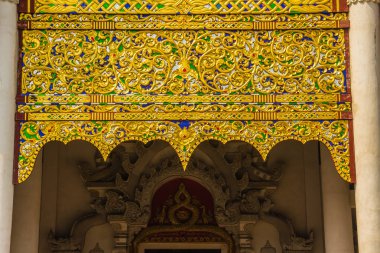 Güzel altın desenli arka plan Budist kilise gable ucunda. Gable Wat Chedi Luang, Chiang Mai, Lanna stiliyle Budist tapınağında üzerinde hazırlanmış altın desen arka plan kapatın.