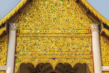 Güzel altın desenli arka plan Budist kilise gable ucunda. Gable Wat Chedi Luang, Chiang Mai, Lanna stiliyle Budist tapınağında üzerinde hazırlanmış altın desen arka plan kapatın.