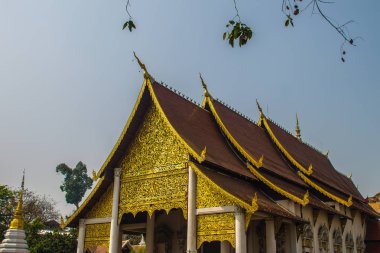 Lanna'nın tarzı altın arka plan Budist kilise gable ucunda desenli. Gable Wat Chedi Luang, Chiang Mai, Lanna stiliyle Budist tapınağında üzerinde hazırlanmış Tay altın desen arka plan.