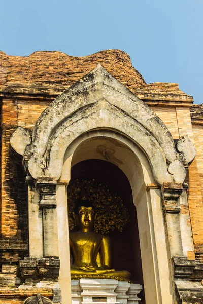 Estátua Buda Ouro Topo Pagode Antigo Wat Chedi Luang Templo — Fotografia de Stock