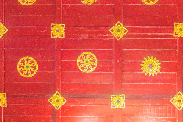 Vackra Buddhistiska Kyrkorum Med Trätak Röd Bakgrund Och Gyllene Mönstrade — Stockfoto