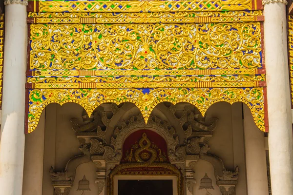 Beau Fond Doré Sur Pignon Église Bouddhiste Gros Plan Motif — Photo