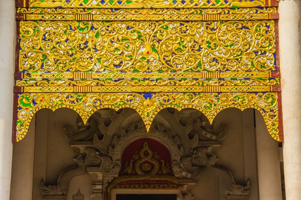 Beau Fond Doré Sur Pignon Église Bouddhiste Gros Plan Motif — Photo