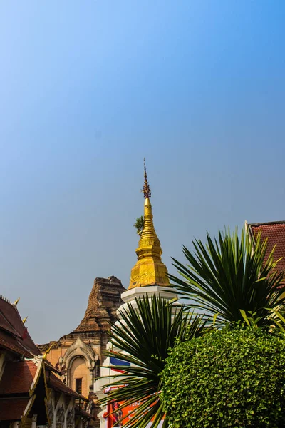 Bella Pagoda Dorata Cima Chedi Con Sfondo Cielo Blu Wat — Foto Stock