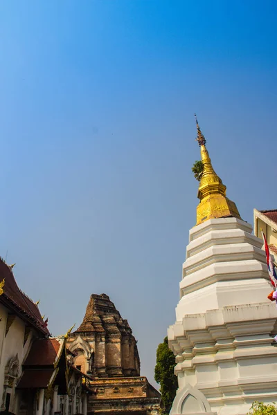 Wunderschöne Goldene Pagode Auf Der Spitze Der Chedi Mit Blauem — Stockfoto