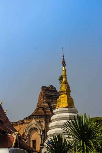 Krásnou Zlatou Pagodu Vrcholu Chedi Pozadí Modré Oblohy Wat Chedi — Stock fotografie