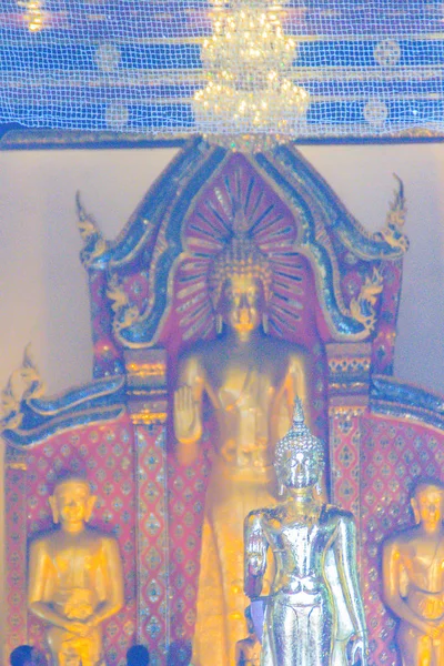 Vackra Stora Ständiga Gyllene Buddha Bild Med Taket Inredning Heter — Stockfoto