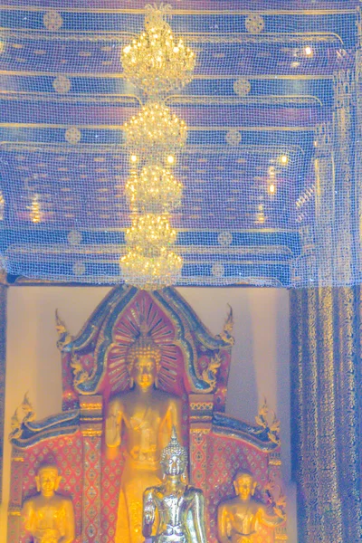 Красивый Большой Стоящий Золотой Будда Изображение Потолком Интерьера Названный Пхра — стоковое фото