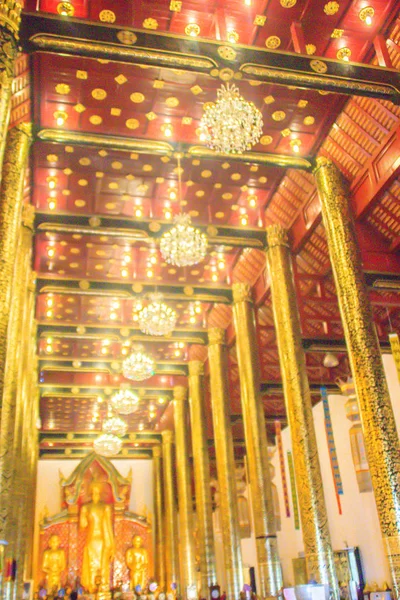 チェンマイ タイの美しい大天井室内装飾 ワット チェディ ルアン ロイヤルに大きな仏舎利塔の寺で Phra チャオ Attarot をという名前の黄金の仏像が立っている位置 — ストック写真