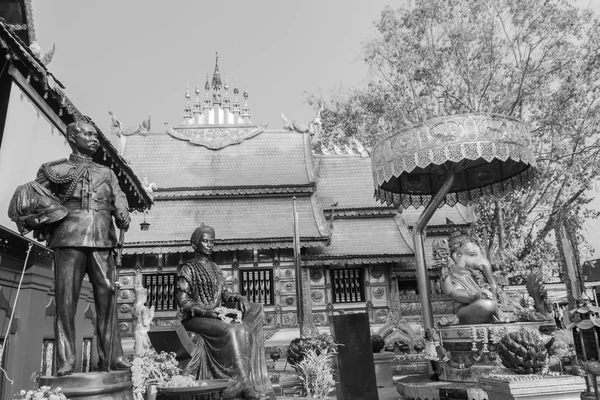 ワット スリランカ スパンブリー チェンマイ タイで素晴らしい寺銀の屋根尾根デザインワット Srisuphan 印象的な手のため銀の寺としても知られている細工銀調整ホール装飾 — ストック写真