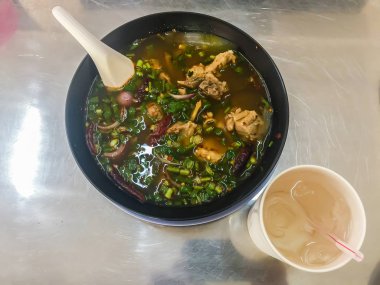 Sıcak ve baharatlı çorba domuz kaburga veya Tom Saeb Kraduk Moo ile Gıda Tay tarzı. Tom yum domuz kıkırdak çorbası biber ve soğan yaprağı.