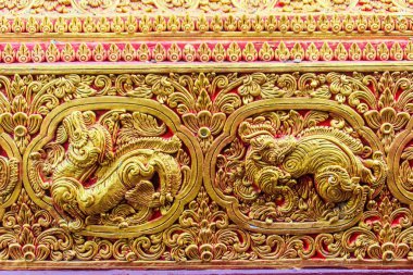 Güzel altın oyma efsanevi singha veya aslan duvarında kutsal Budist kilise Wat Srisupan, Chiang Mai, Tayland.