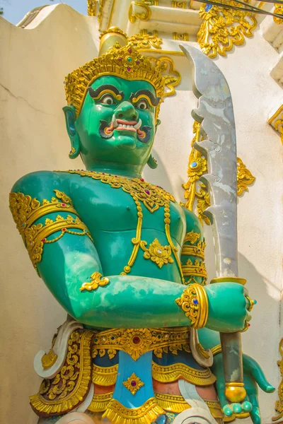 Estatua Gigante Verde Dorada Con Grandes Colmillos Mano Sostiene Grandes —  Fotos de Stock