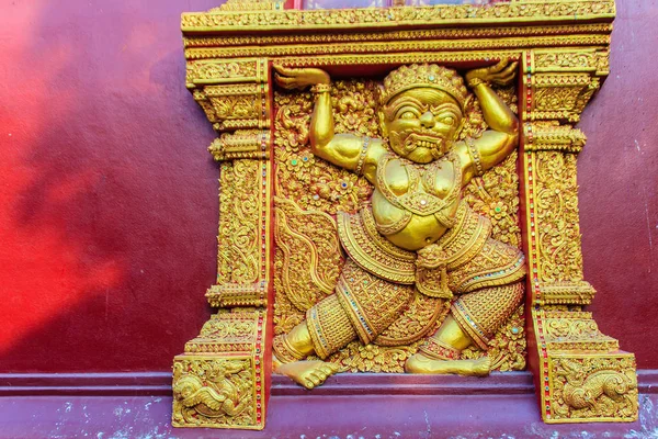 Vackra Golden Demon Carving Handling Bär Byggnaden Den Offentliga Buddhistiska — Stockfoto