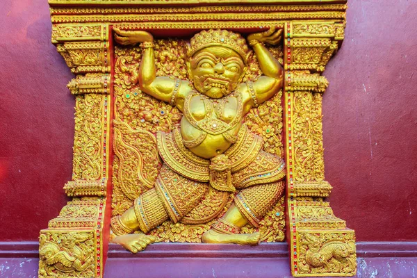 美しいゴールデン悪魔公共チェンマイ ワットスリ スパン寺院寺仏教教会壁の建物を運ぶ行為の彫刻します — ストック写真