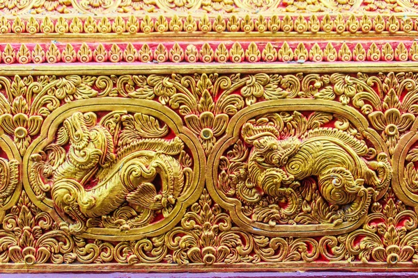 Güzel Altın Oyma Efsanevi Singha Veya Aslan Duvarında Kutsal Budist — Stok fotoğraf