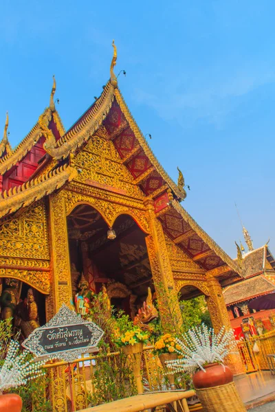 Fundo Modelado Dourado Bonito Fim Gable Igreja Budista Tailandês Padrão — Fotografia de Stock
