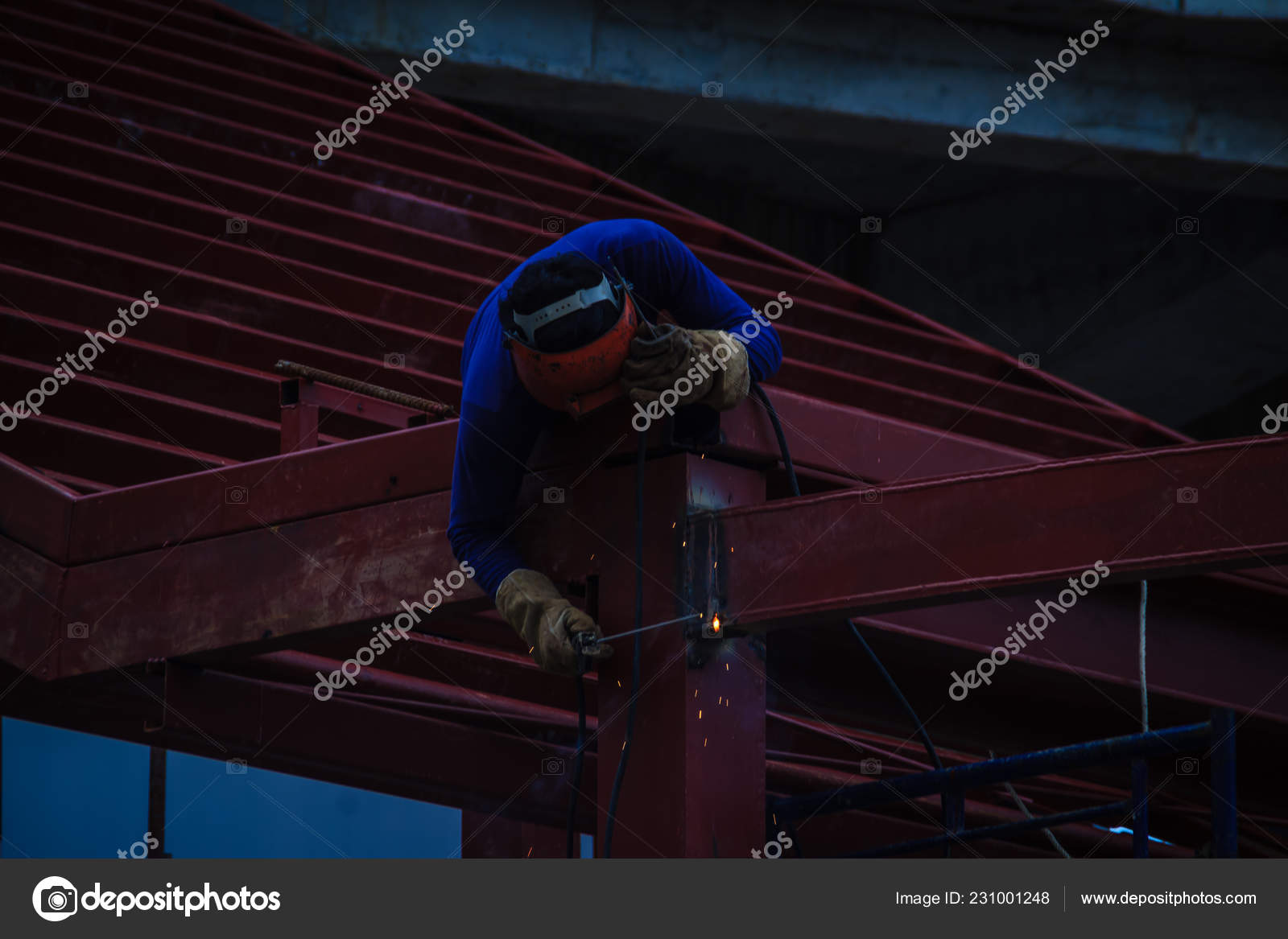 Soldador Arriesgado Durante Escalada Soldadura Parte Superior Estructura  Del Techo — Foto de stock #231001248 © kampwit, image size:1600x1167