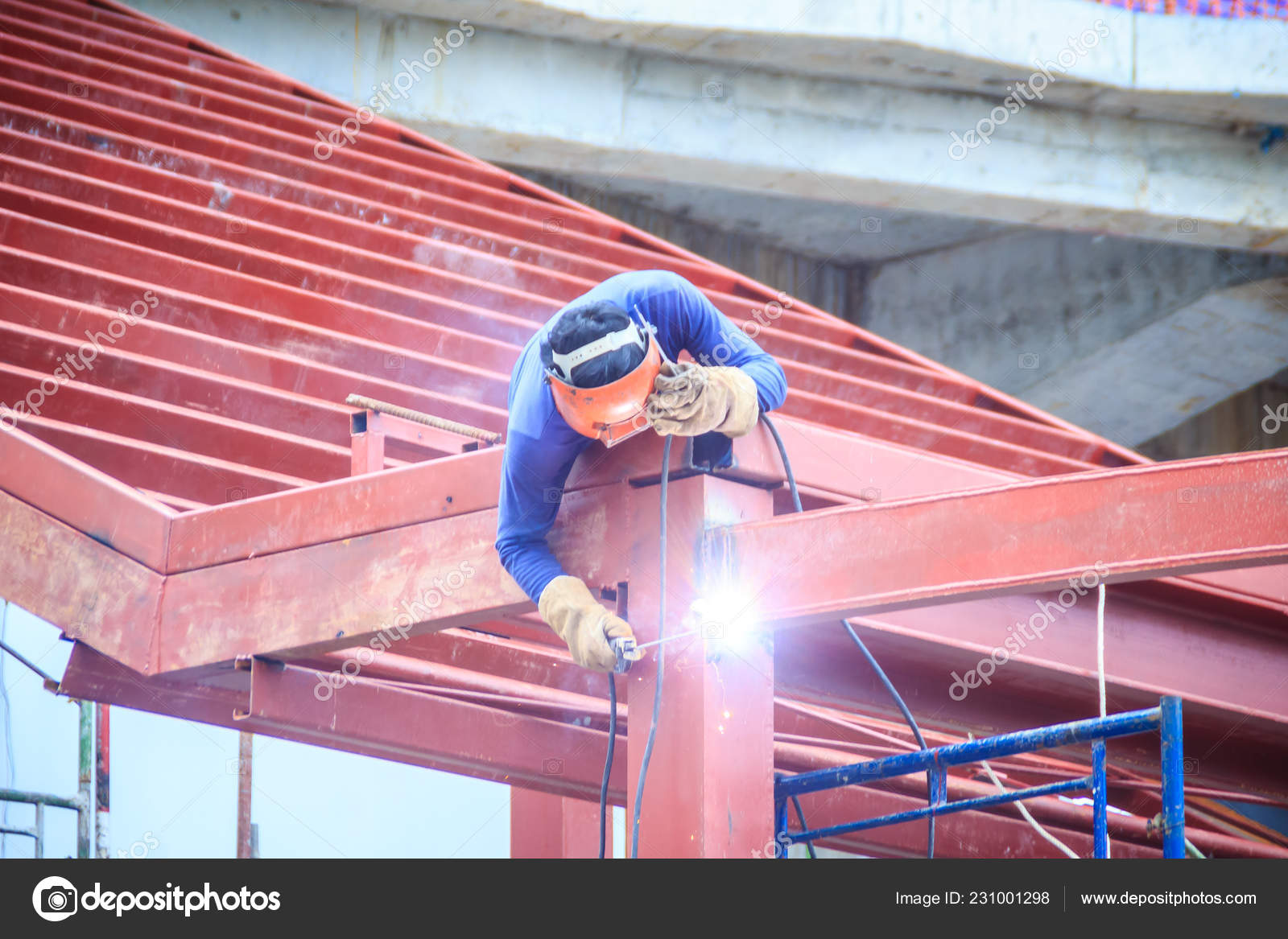 Soldador Arriesgado Durante Escalada Soldadura Parte Superior Estructura  Del Techo — Foto de stock #231001298 © kampwit, image size:1600x1167