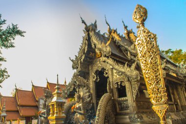Dünya'nın ilk gümüş kutsal Wat Sri süphan, Chiang Mai, Tayland amazing. Wat Srisuphan olarak da bilinen gümüş Tapınağı onun etkileyici el yüzünden gümüş koordinasyon salon dekorasyon hazırlanmış.