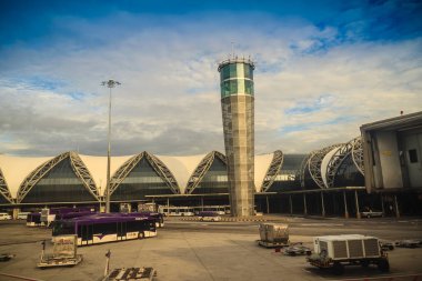 Bangkok, Tayland - 9 Ağustos 2017: Uçak kontrol kulesi ve terminal binası ile mavi gökyüzü arka plan Suvarnabhumi Uluslararası Havaalanı, Tayland at.