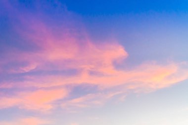 Mavi gökyüzü günbatımı ve gündoğumu önce akşam karşı dramatik kırmızı bulut.