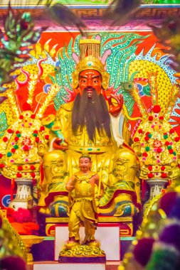 Güzel Guan Yu heykeli altın ortak Çince tapınağın içinde. Guan Yu Tanrı savaşçıdır üç Krallık döneminde.