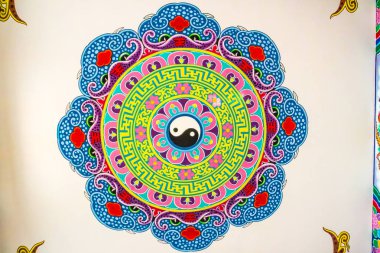 Yin - Yang Çin tapınağın tavanda altın sembolü. Yin ve Yang olduğunu her şeyi ayrılmaz ve çelişkili karşıtların, örneğin, kadın-erkek, koyu-ışık ve yaşlı-genç var olduğunu.