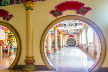 Çince Geleneksel şekli kapı, ay kapısı veya ortak Çince tapınağın yuvarlak kapı daire içine alın. Çin stili resim arka planda geçitle Çin mimarisi.