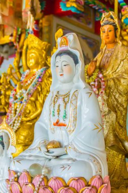 Genel Çin tapınakta altın guanyin heykeli. Guanyin ya da Guan Yin şefkat ile Doğu Asya bir ermiş olduğundan, Mahayana Budistler ve Çin Halk dinlerin takipçileri tarafından venerated.