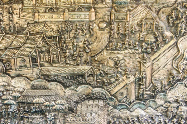 Tayland tarzı gümüş oyma sanatları Chiang Mai, Kuzey Tayland 'da bulunan Wat Srisuphan' daki Budist kilisesinin duvarında gerçek gümüş metalden yapılmış..