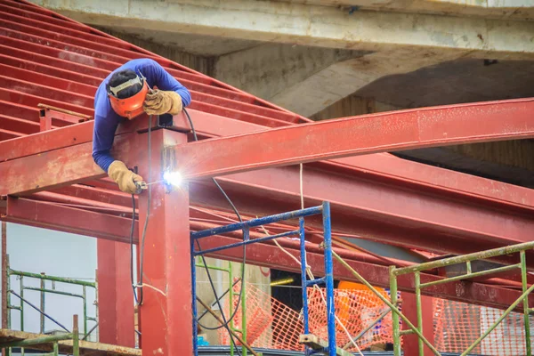 Soldador Arriesgado Durante Escalada Soldadura Parte Superior Estructura Del Techo — Foto de Stock