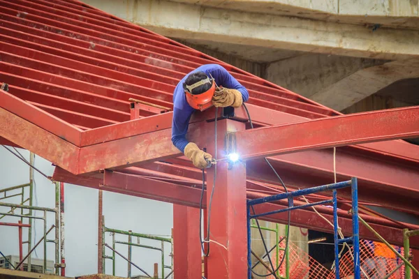 Soldador Arriesgado Durante Escalada Soldadura Parte Superior Estructura Del Techo — Foto de Stock