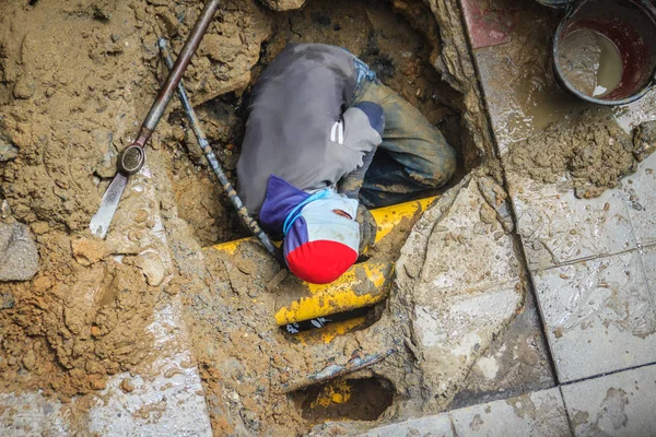 Técnico Está Reparando Tubería Agua Subterránea Rota Plomero Identificado Está — Foto de Stock