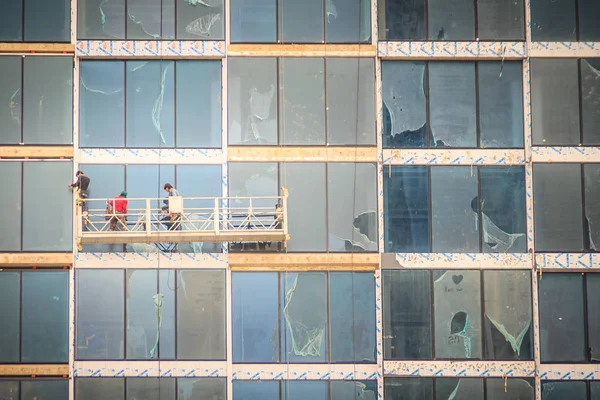 Trabalhadores Construção Uma Plataforma Berço Suspensa Uma Fachada Vidro Arranha — Fotografia de Stock