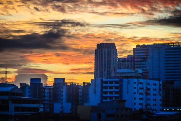 Όμορφη Πολυώροφα Κτίρια Στην Πόλη Κατά Διάρκεια Λυκόφως Ηλιοβασίλεμα Φόντο — Φωτογραφία Αρχείου