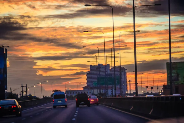 Tráfego Fluxo Estrada Bonita Cidade Durante Pôr Sol Crepúsculo Com — Fotografia de Stock