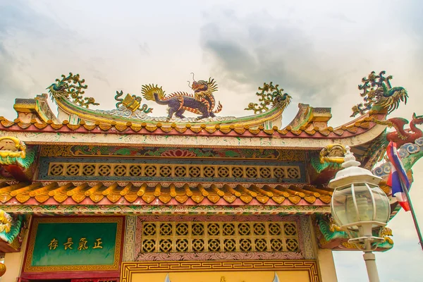 Mooie Chinese Draak Hoofdige Unicorn Standbeeld Het Dak Van Tempel — Stockfoto