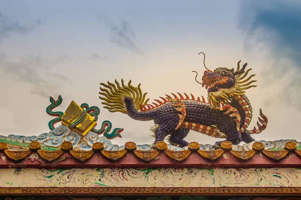 美しい中国のドラゴンの頭のユニコーン像寺の屋根の上 麒麟や中国の寺院の屋根の上のキリン — ストック写真