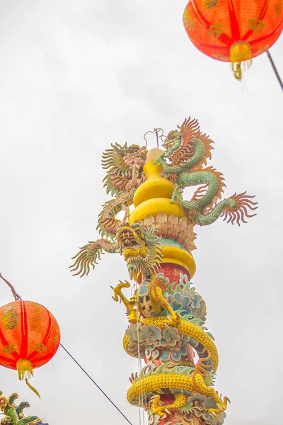 Patung Naga Cina Berwarna Warni Melilit Pilar Patung Naga Yang — Stok Foto